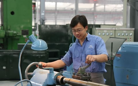 張(zhang)乃艦在(zai)市車工(gōng)技能大(dà)賽上奪(duó)冠