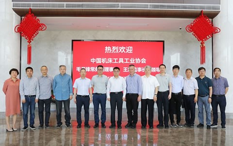 中國(guó)機床工(gōng)具工業(ye)協會常(chang)務副理(lǐ)事長毛(máo)予鋒一(yi)行莅臨(lin)杭機考(kao)察調研(yán)